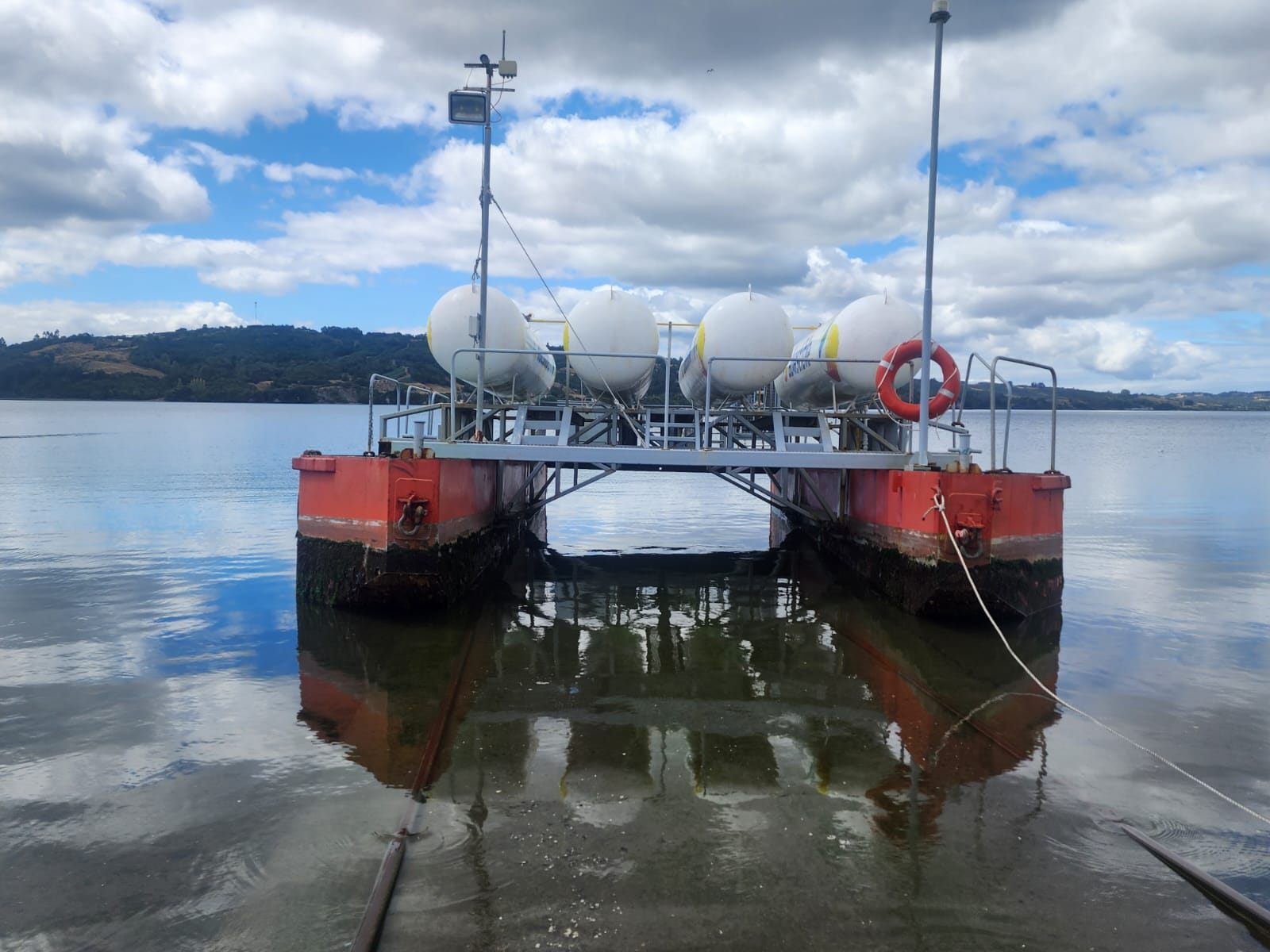 Barcaza de abastecimiento de gas