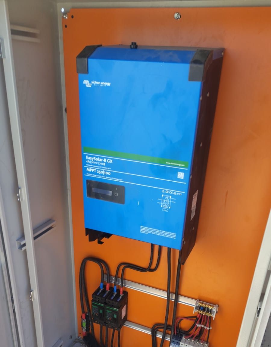 Tablero e inversor de energía solar