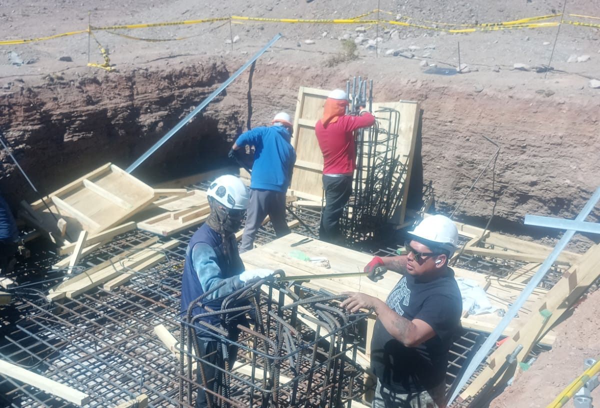 Cuadrilla armando la enfierradura de una fundación para torre en el altiplano